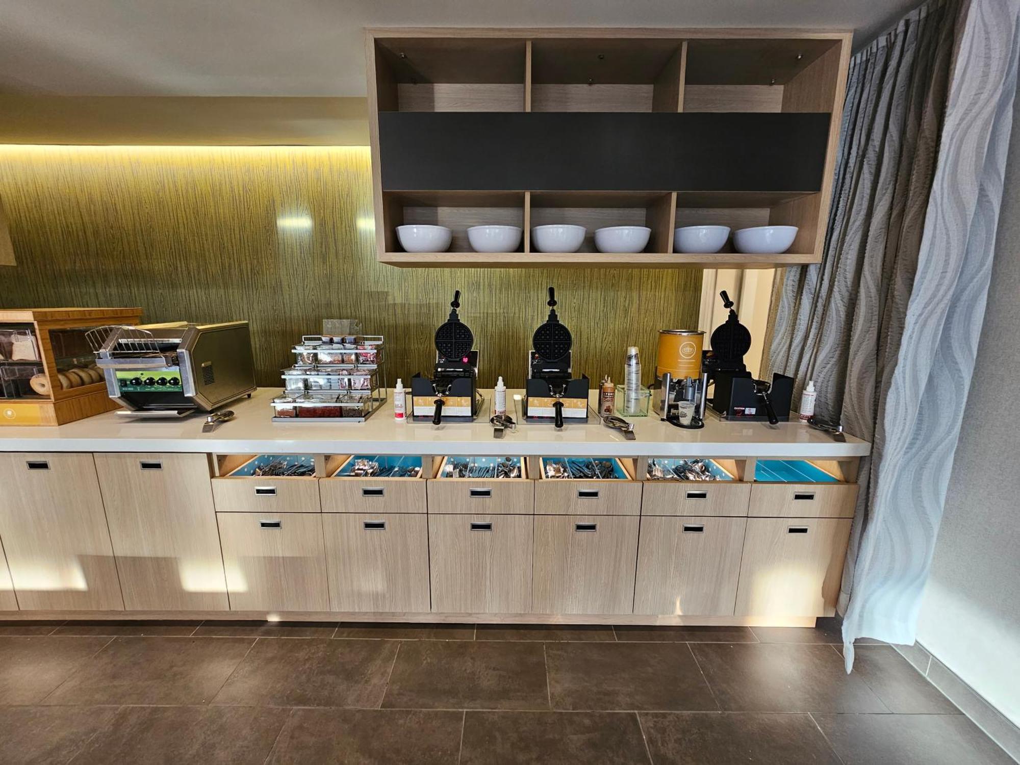 Hotel Home2 By Hilton Allentown Airport 3*