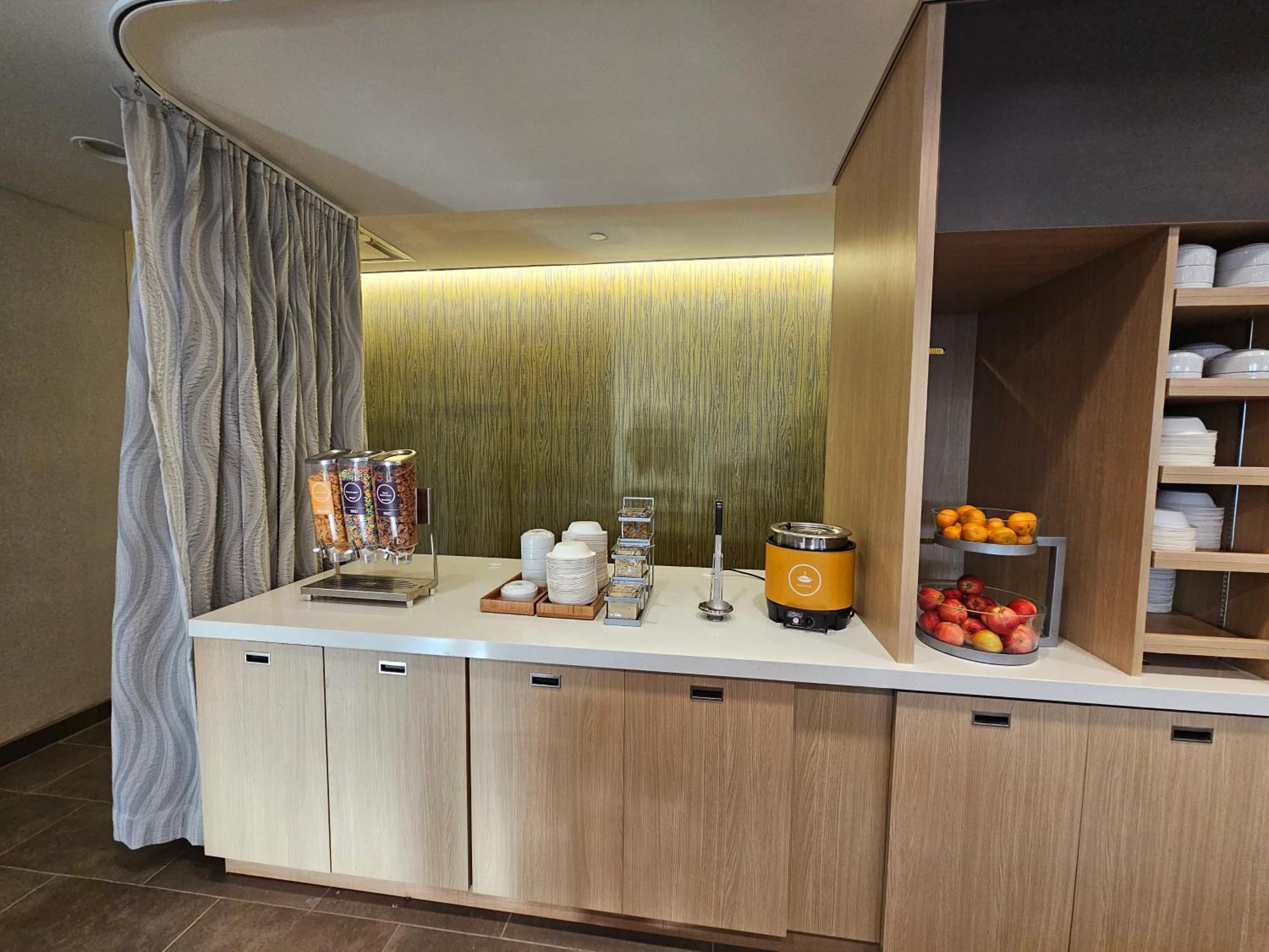 Home2 By Hilton Allentown Airport Hotel 3*